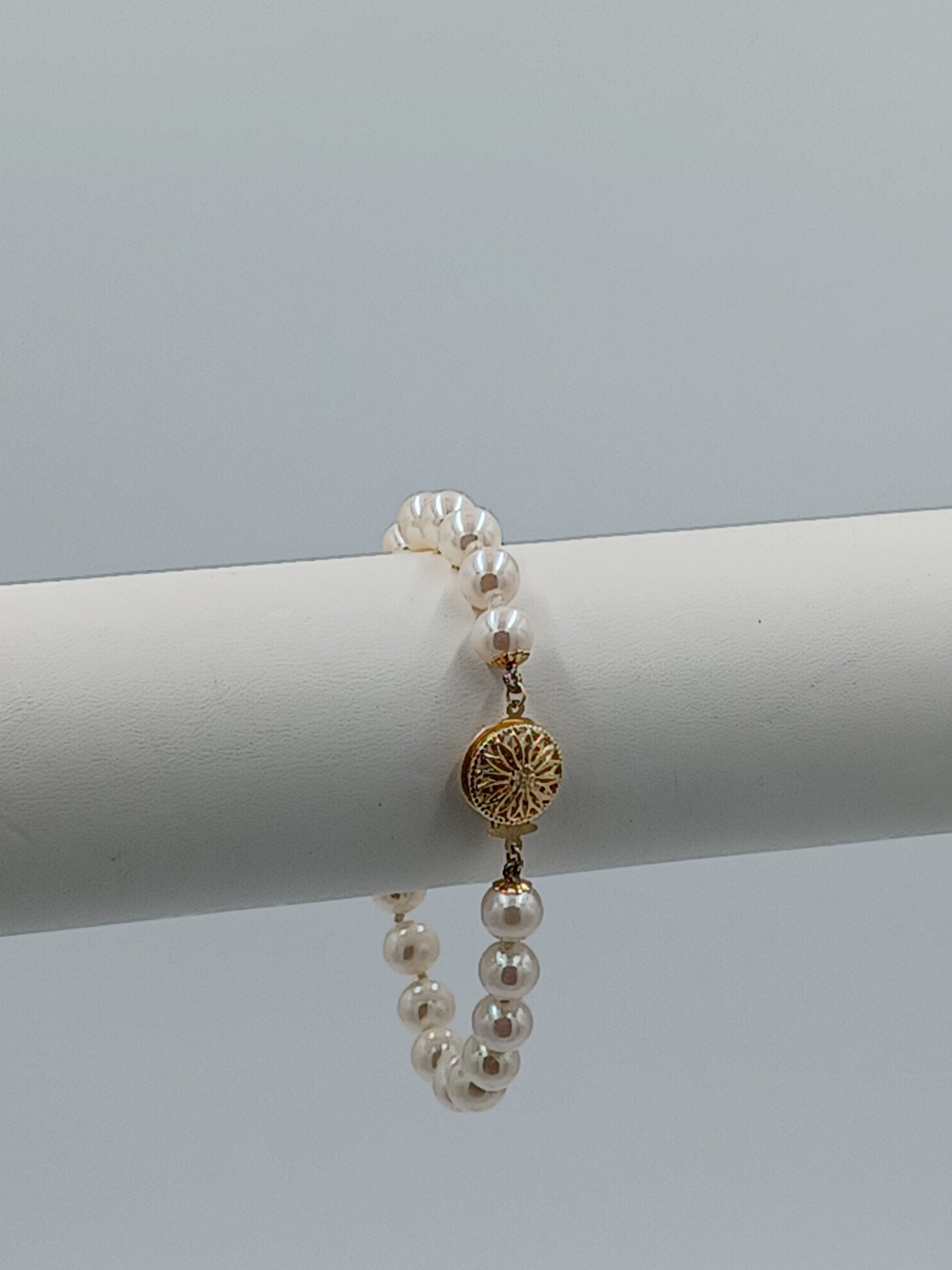 Elizabeth Round Pearl Bracelet - Image 6