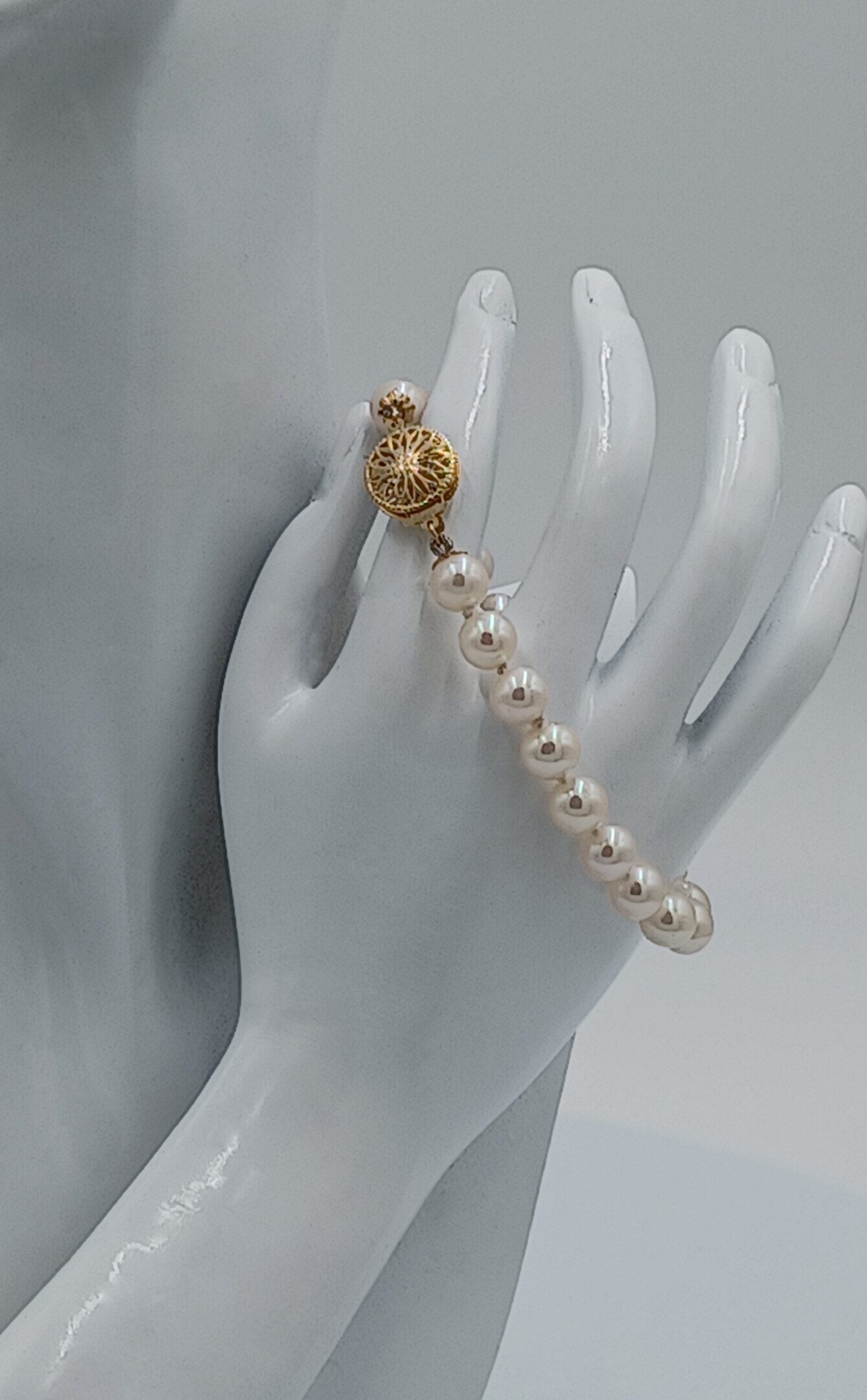 Elizabeth Round Pearl Bracelet - Image 2