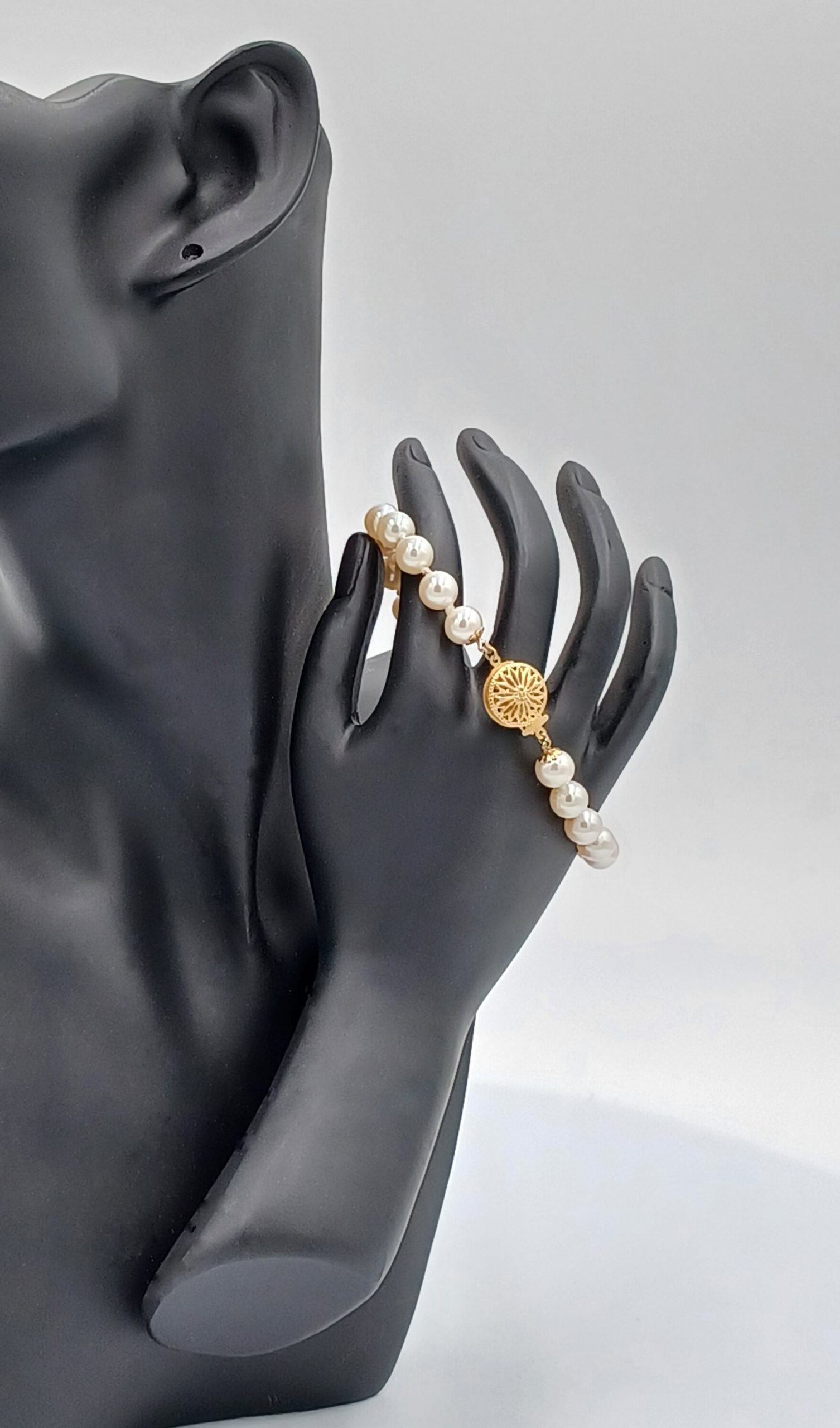 Elizabeth Round Pearl Bracelet - Image 3